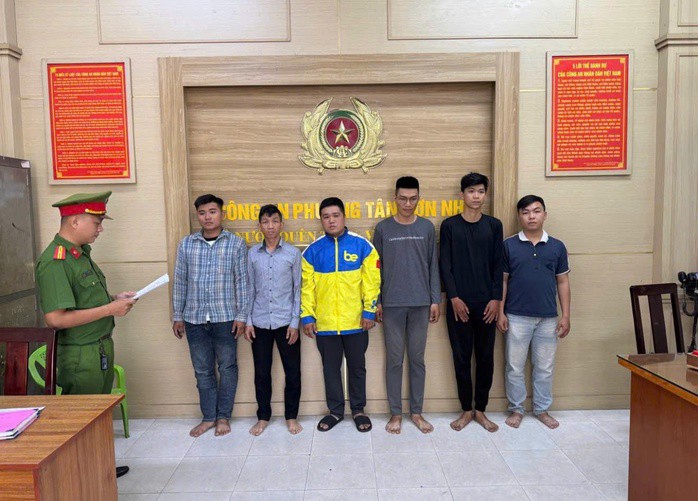 Các đối tượng tại trụ sở công an