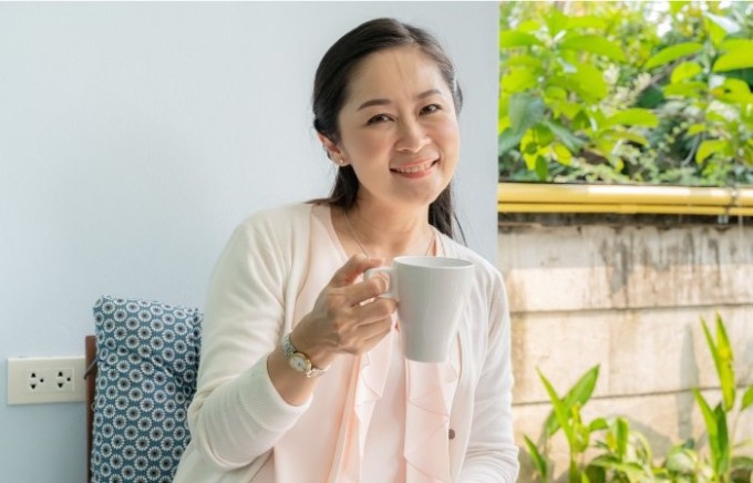 Duy trì chế độ dinh dưỡng lành mạnh, uống đủ nước, ngủ đủ giấc giúp giảm tình trạng 'não cá vàng'.