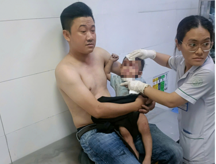 Đại uý Huỳnh Tuấn Kiệt cứu và đưa cháu bé đến bệnh viện