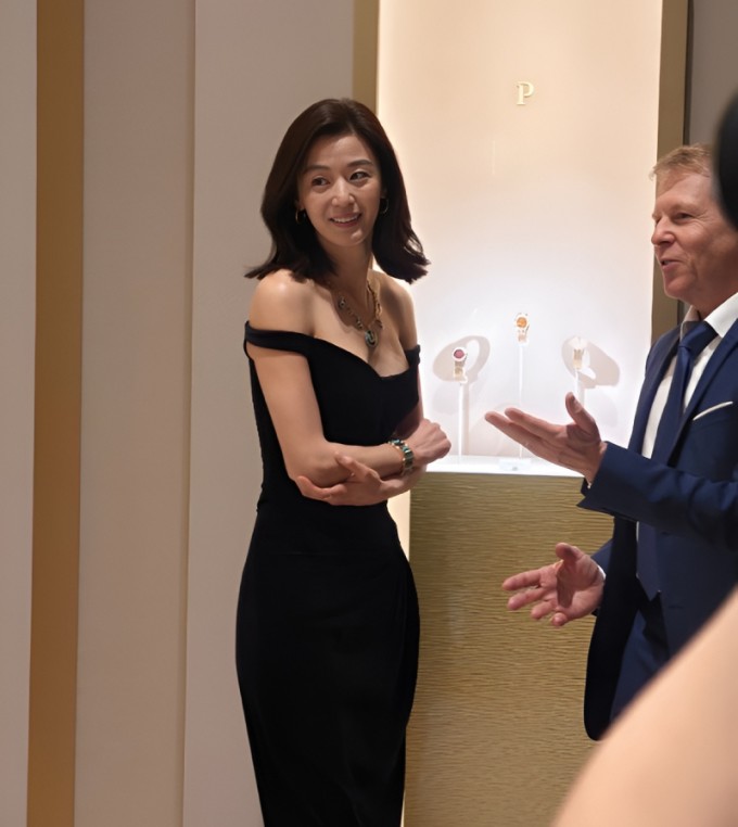 Jeon Ji Hyun mặc trễ nải, khoe dáng sexy tuổi 45 - 1