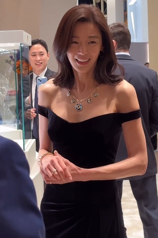 Jeon Ji Hyun mặc trễ nải, khoe dáng sexy tuổi 45 - 3