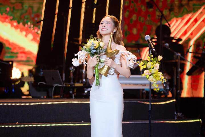 Hương Tràm giành giải Cống hiến 2026 hạng mục Album của năm với "Phao cứu sinh".