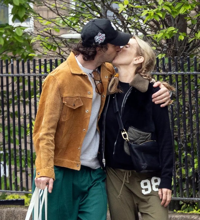 Vợ chồng đạo diễn Sam Taylor-Johnson tình cảm trên phố. Ảnh: Backgrid