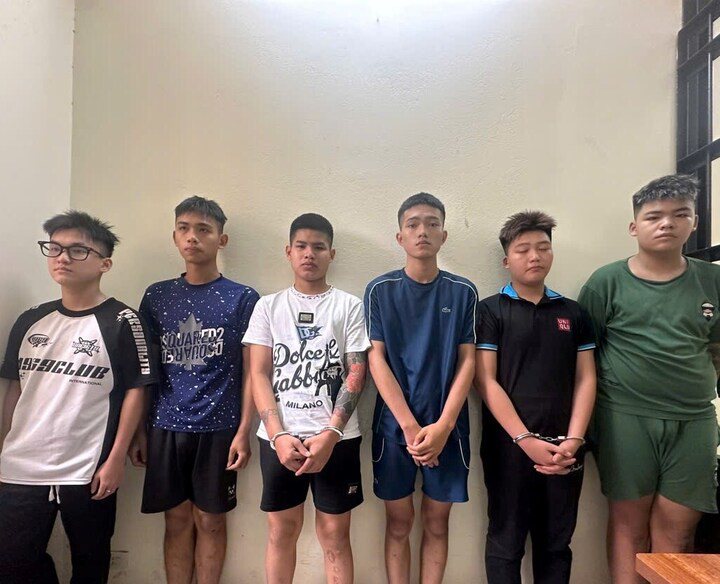 Các nghi phạm vừa bị cảnh sát bắt giữ để điều tra về hành vi gây rối trật tự công cộng, cướp tài sản và sử dụng vụ khí quân dụng.