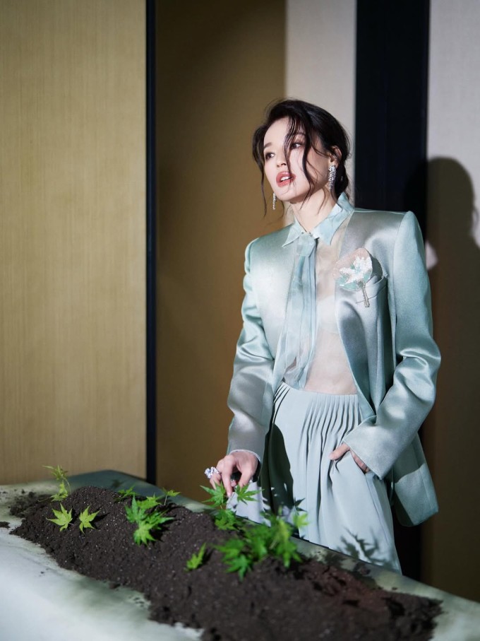 Khoảnh khắc Thư Kỳ che ô đi dưới mưa gây sốt - 5