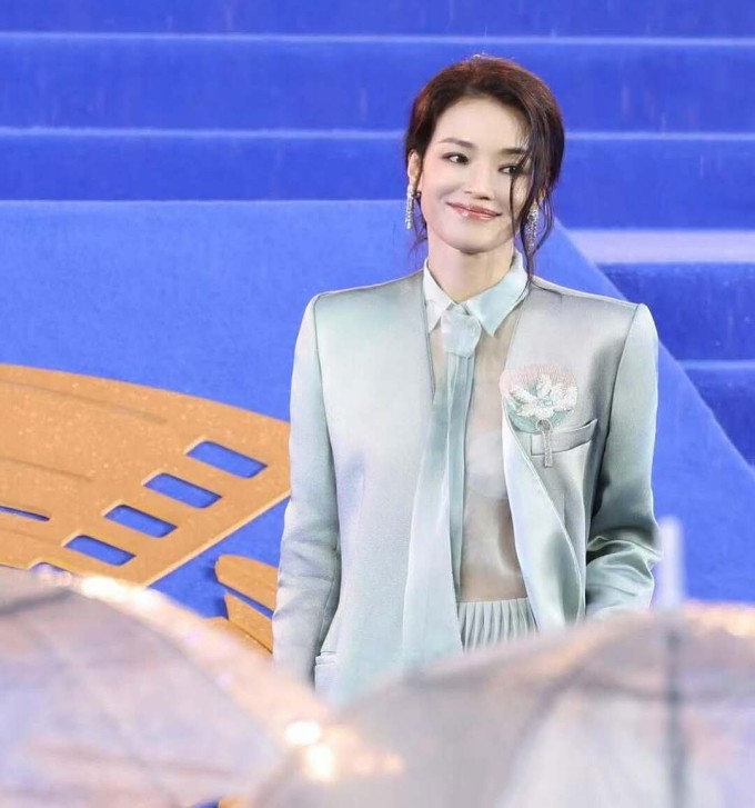 Khoảnh khắc Thư Kỳ che ô đi dưới mưa gây sốt - 1