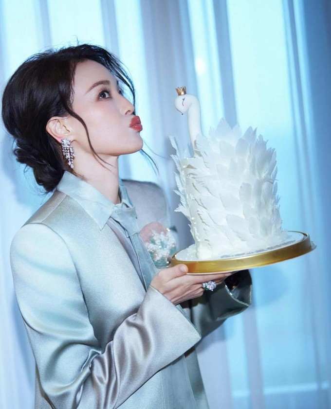 Khoảnh khắc Thư Kỳ che ô đi dưới mưa gây sốt - 4