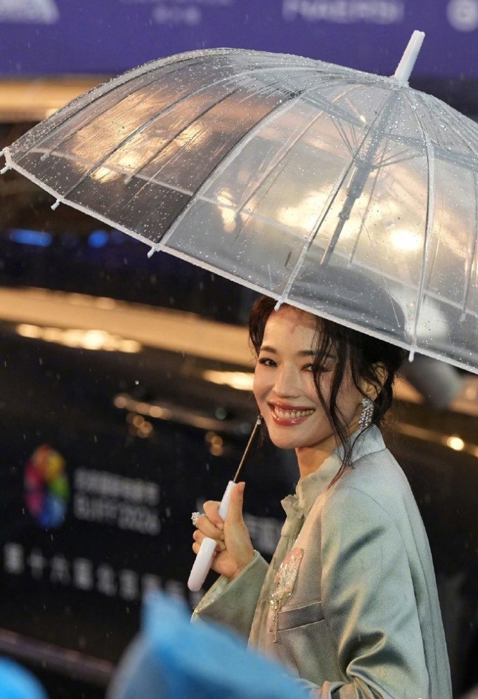 Thư Kỳ che ô cũng gây sốt. Video: Weibo