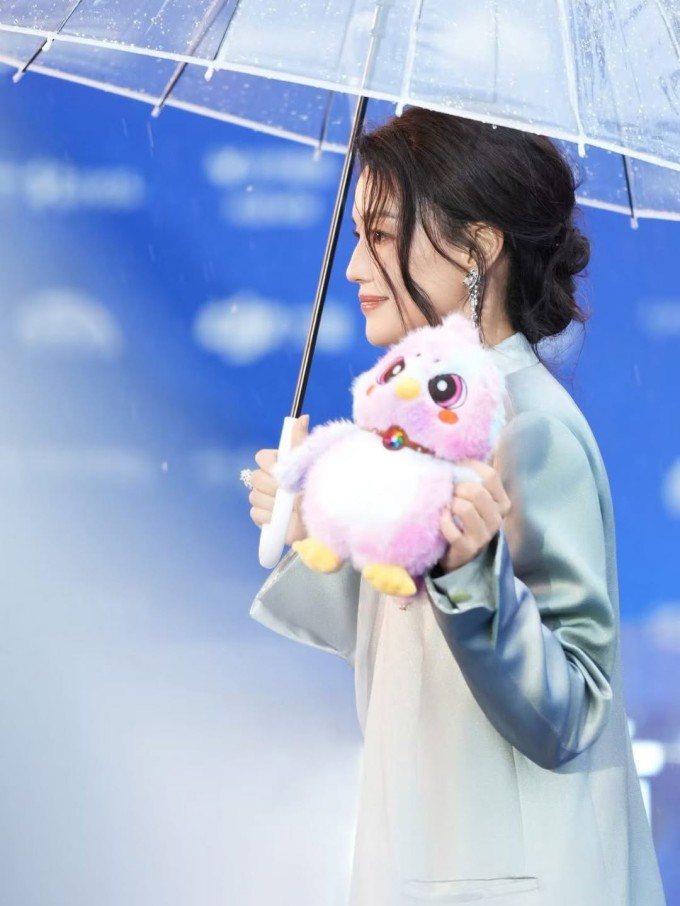 Khoảnh khắc Thư Kỳ che ô đi dưới mưa gây sốt - 2