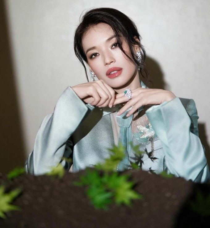 Khoảnh khắc Thư Kỳ che ô đi dưới mưa gây sốt - 7