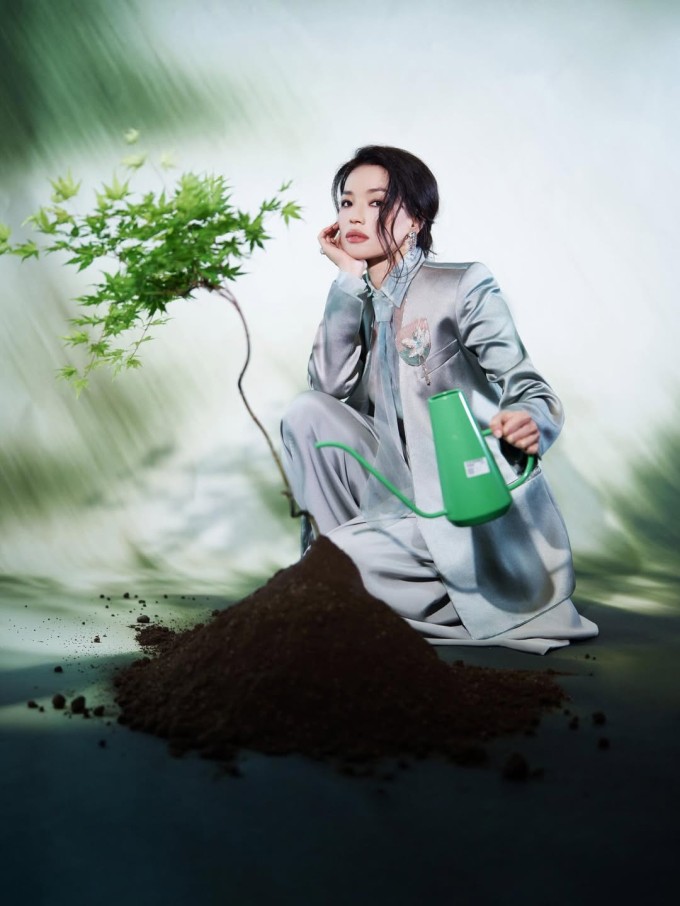 Khoảnh khắc Thư Kỳ che ô đi dưới mưa gây sốt - 6