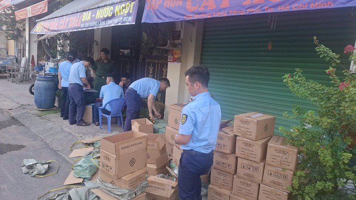 Cơ quan chức năng kiểm tra kho hàng mỹ phẩm tại TP HCM