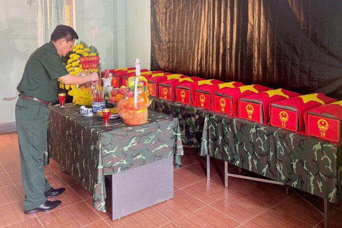 Những bộ hài cốt được đưa về hội trường xã Ia Ly tổ chức lễ dâng hương theo nghi thức quân đội