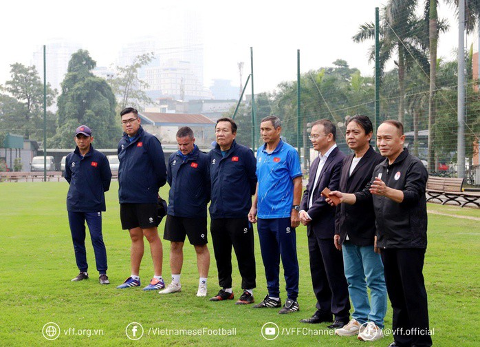 Hoàng Văn Phúc (thứ 4 từ trái qua) từng đồng hành cùng HLV Mai Đức Chung ở nhiều đợt hội quân gần đây