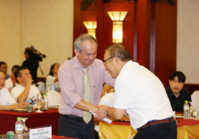 Ông Park Hang-seo luôn xuất hiện bên bầu Đức - lặng lẽ, đều đặn và đầy trân trọng