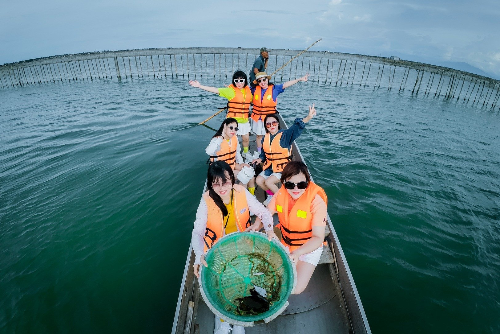 Tour làm ngư dân hấp dẫn du khách mọi lứa tuổi. Ảnh: Huế SSC