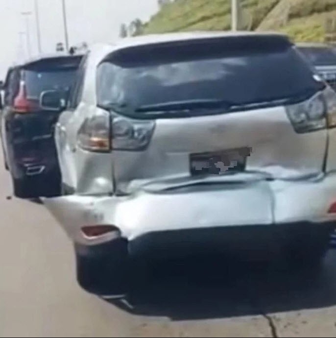 Nữ ca sĩ hoảng loạn sau tai nạn liên hoàn.