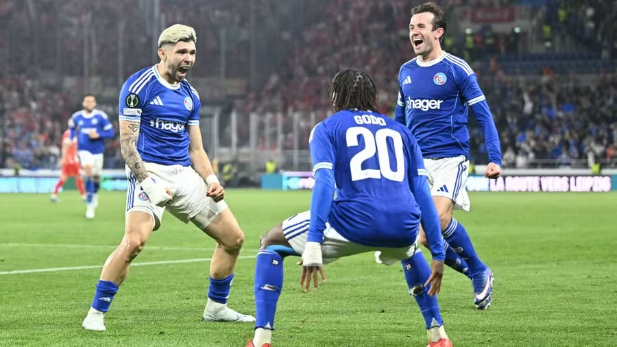 Enciso (trái) góp mặt trong cả 4 bàn thắng để Strasbourg ngược dòng trước Mainz