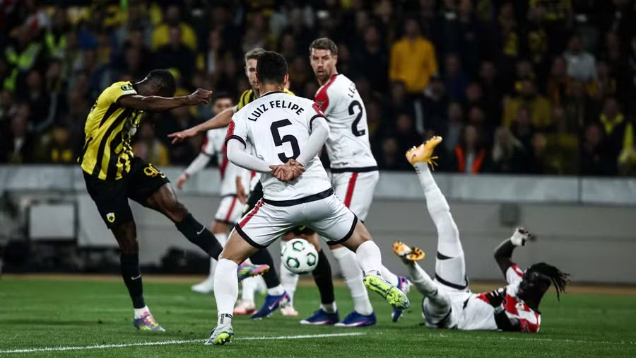 AEK (áo vàng - đen) ghi 3 bàn nhưng để lọt lưới 1 bàn thắng chí mạng khiến họ bị loại
