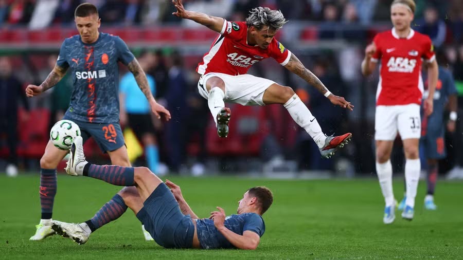 Shakhtar (áo sậm) đối phó tốt với sức ép của AZ để bảo toàn vé bán kết
