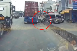 Clip: Rùng mình cả gia đình thoát nạn trong gang tấc dưới bánh xe container