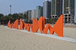 Đà Nẵng nói gì về bộ chữ cách điệu gây tranh luận trên bãi biển?