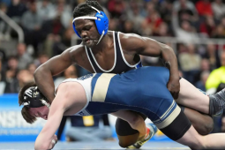 6 tuổi đấu "sinh tử" với đàn tinh tinh, lớn lên là nhà vô địch đấu vật