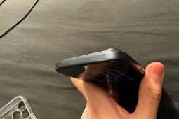 iPhone 17 Pro Max vừa mua đã trầy xước, thợ Trung Quốc sửa như xe hơi