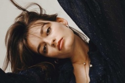 Diễn viên phim Sex Education gợi cảm ở tuổi 30, làn da trắng mịn không tì vết