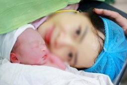 Kỳ diệu: Hai bé song sinh chào đời cách nhau 13 tuần