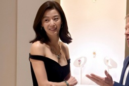 Jeon Ji Hyun mặc trễ nải, khoe dáng sexy tuổi 45