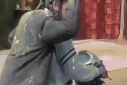 CSGT xử lý 30 thanh thiếu niên tụ tập chạy xe dàn hàng ngang, ném bột trên phố