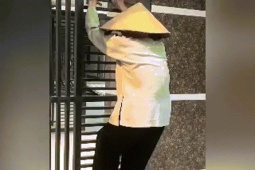 Cụ bà 85 tuổi leo rào sang nhà hàng xóm chơi lúc trưa nắng