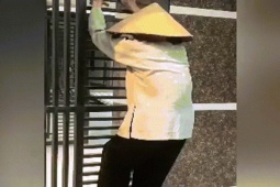 Cụ bà 85 tuổi leo rào sang nhà hàng xóm chơi lúc trưa nắng