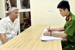 Tạm giữ người đàn ông lái Mercedes chặn ô tô, đánh tài xế sau va chạm ở Hà Nội