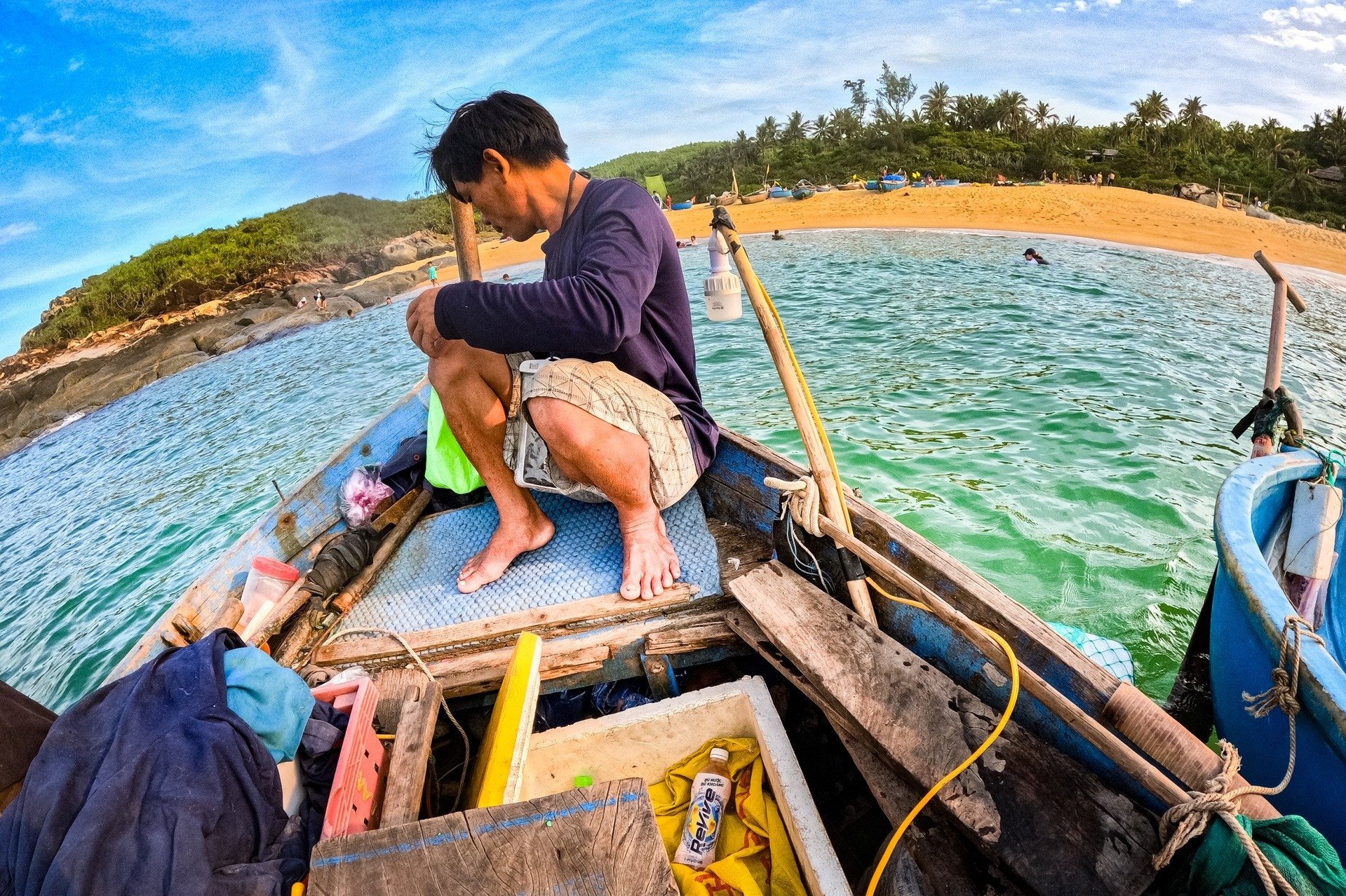 Du khách có thể cùng bà con đi đánh cá, gỡ lưới. Ảnh: Nguyễn Hồng Nhật