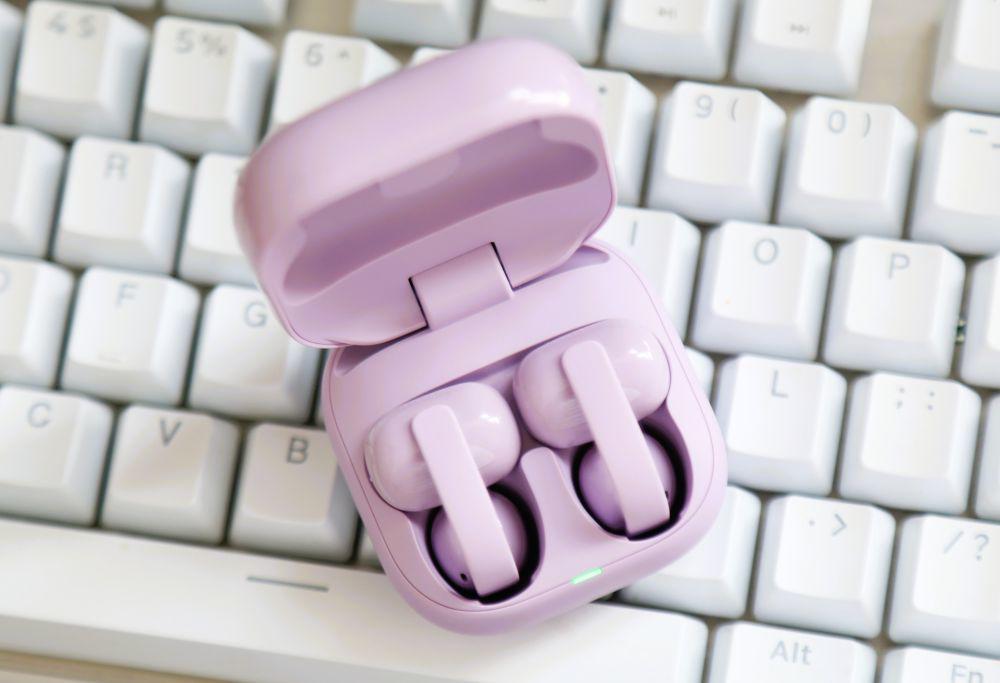 LinkBuds Clip WF-LC900 phiên bản màu tím.