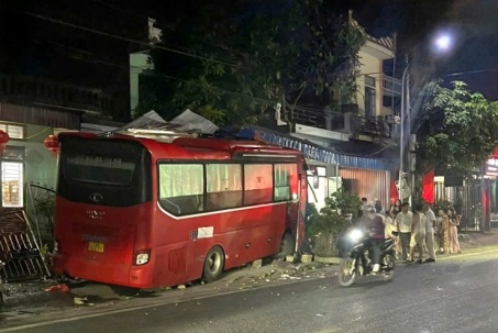 Xe khách lao vào nhà dân ở Ninh Bình