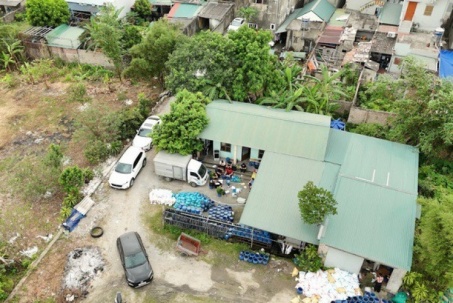 Đột kích hàng loạt xưởng sản xuất giá đỗ sử dụng chất cấm