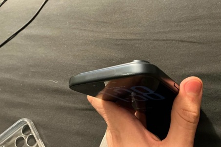 iPhone 17 Pro Max vừa mua đã trầy xước, thợ Trung Quốc sửa như xe hơi