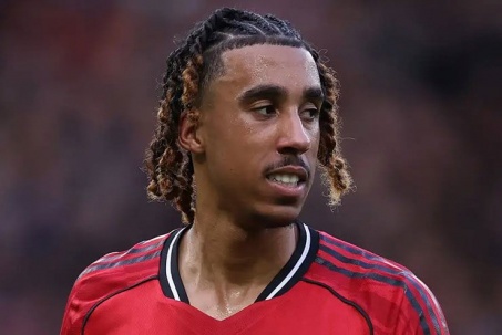 MU mất thêm Yoro vì chấn thương, chuyện lạ Carrick đăng ký 4 thủ môn đấu Chelsea