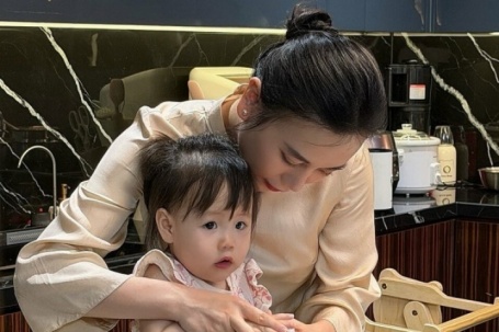 Ảnh sao 17/4: Phương Oanh gọi cặp song sinh là  ' phụ bếp nhí bất ổn ' 