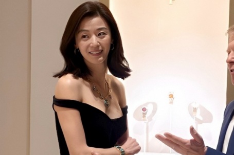 Jeon Ji Hyun mặc trễ nải, khoe dáng sexy tuổi 45