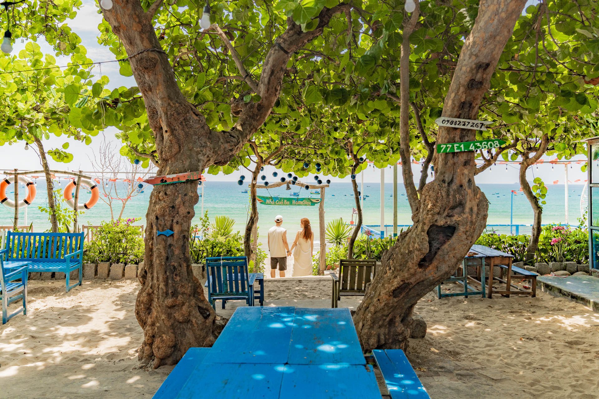 Làng chài nhỏ nằm bình yên bên bờ biển trong xanh. Ảnh: Nguyễn Hồng Nhật