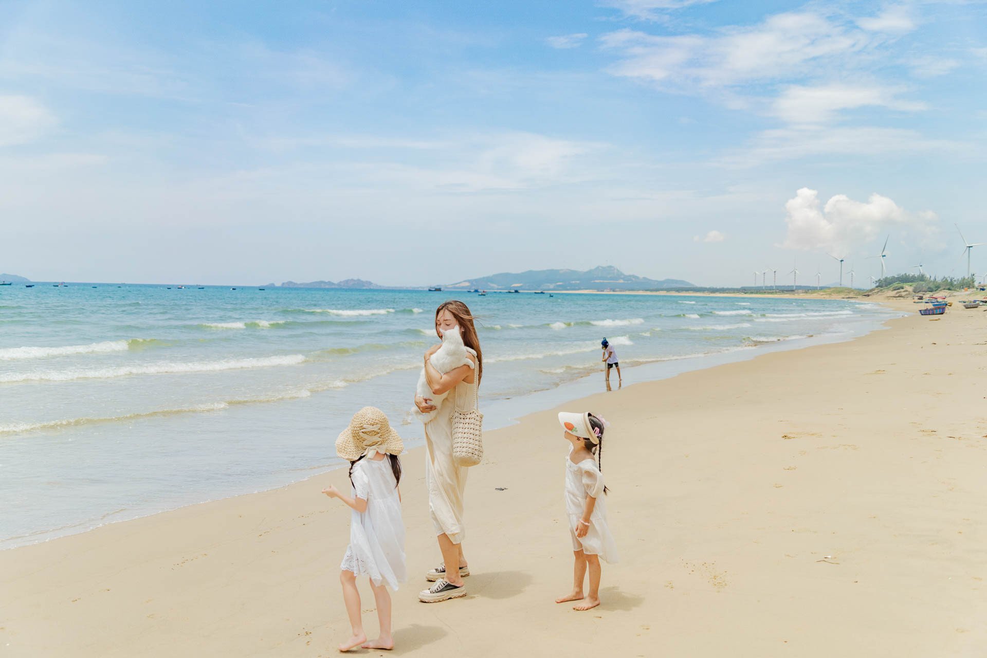 Làng chài nhỏ nằm bình yên bên bờ biển trong xanh. Ảnh: Nguyễn Hồng Nhật