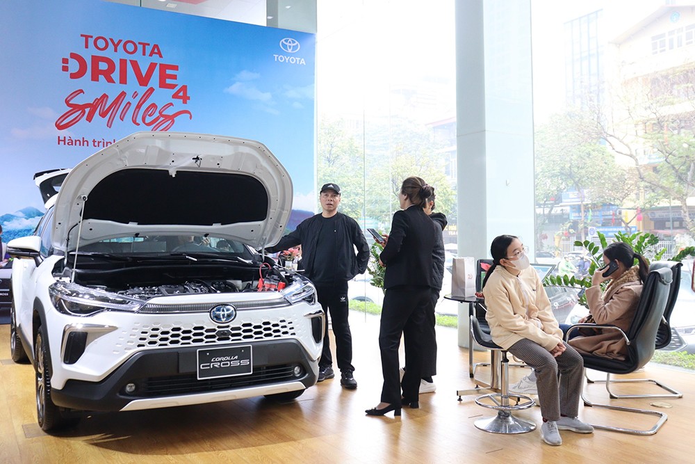 Giá bán giảm, đông đảo khách hàng đến đại lý tìm hiểu và lái thử xe HEV.