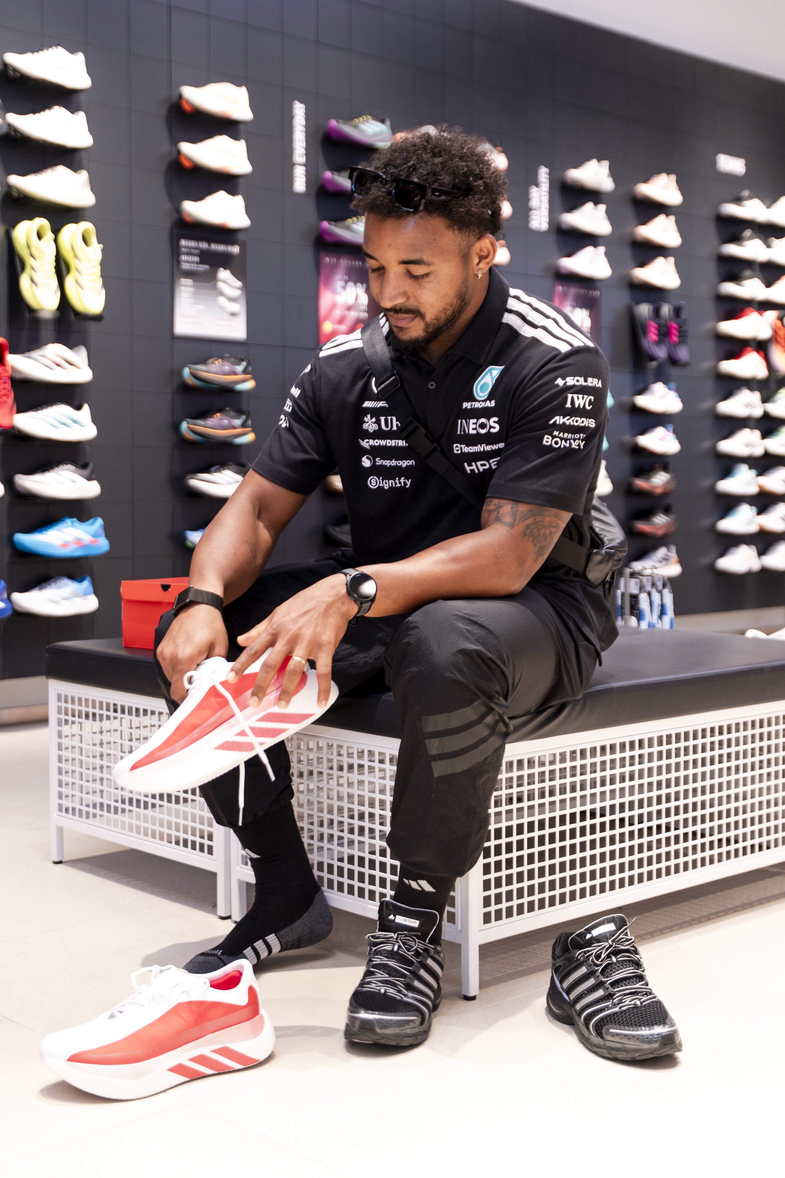 Cầu thủ Xuân Son thử dòng Hyperboost Edge phiên bản Solar Red trực tiếp tại cửa hàng adidas