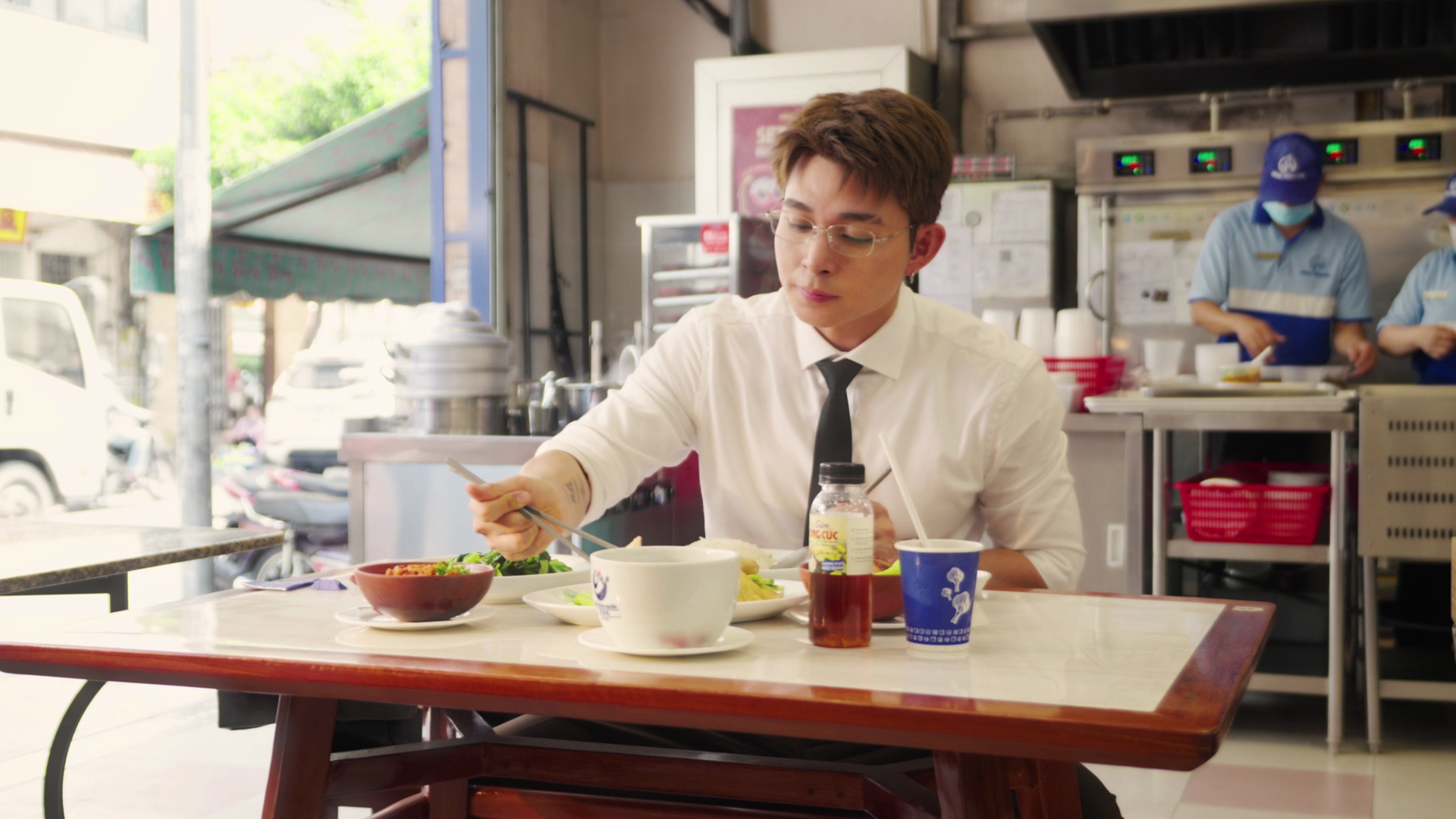 Khó lòng rời mắt trước cảnh đại sứ thưởng thức từng miếng gà mọng nước cùng nước chấm đậm đà.