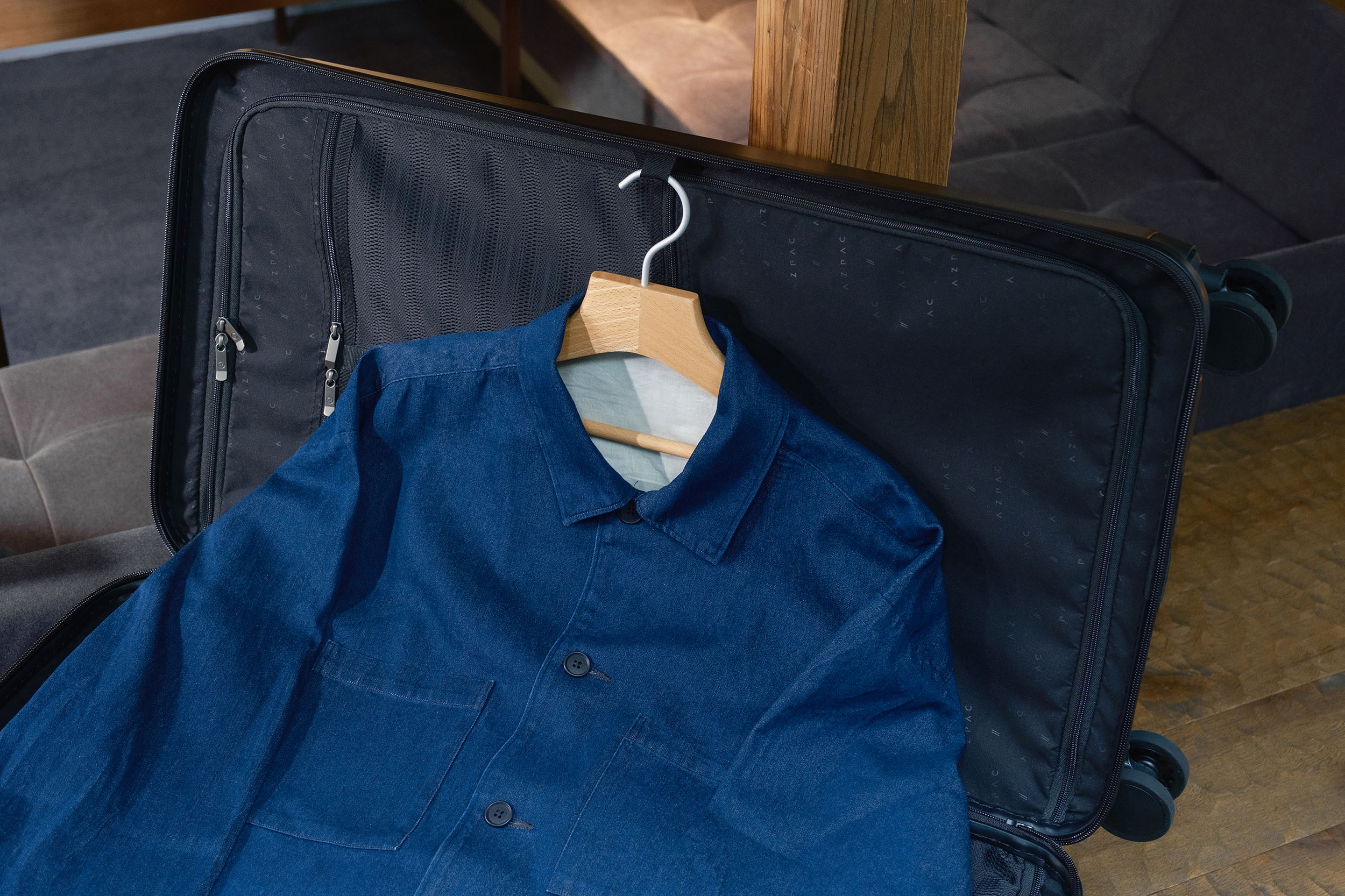 &nbsp;Bên trong khoang chứa của bộ sưu tập vali AZPAC Braking (Nguồn: AZPAC)