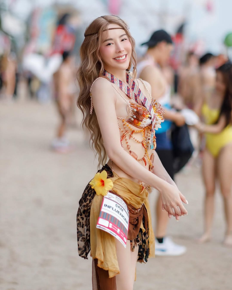 Nữ y tá có làn da trắng bóc, cuốn vải thô thành bikini để thi tài giải chạy nội y - 3